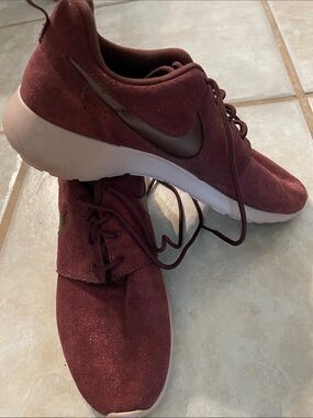 Women’s Nike Burgundy Glitter Shoes
Size 6.5